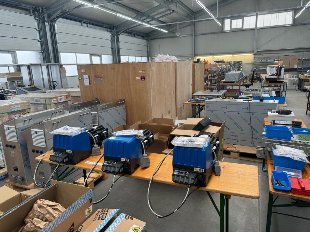 Moderne Werkstatt von Joneit Engineering mit innovativer Automatisierungs- und Engineering-Technik – professionelle Ausstattung für Industrieprojekte in Landau/Pfalz.